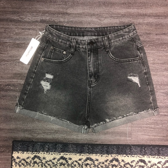 Embroidered black jean shorts - Picture 3 of 3
